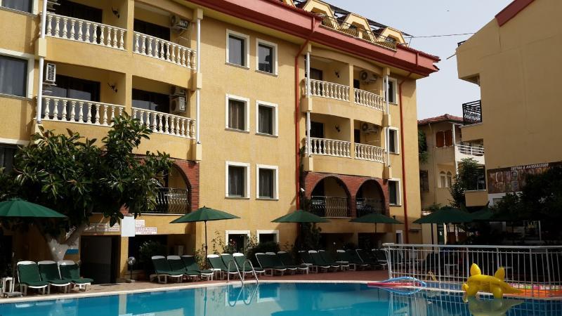 Hotel apartamentowy Maxwell Club